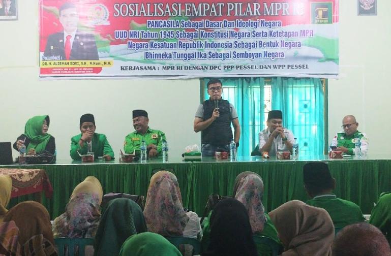 Anggota MPR RI, Alirman Sori Sosialisasikan Empat Pilar MPR RI kepada kader parpol dan WPP Pessel, di Painan, Sabtu (1/7) lalu. (Dok : Istimewa)