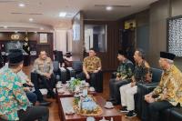 Kapolda Sumbar Irjen Pol Suharyono menerima kunjungan Ketua dan Komisioner KPU Sumbar di ruang kerjanya, Jumat (28/7). (Dok : Istimewa)