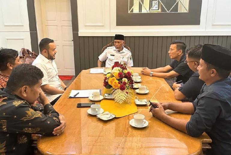 Ketua DPW Partai NasDem Sumbar, Fadly Amran bersama pengurusnya audensi dengan Gubernur Sumbar Mahyeldi Ansharullah terkait tiga agenda besar yang akan dilaksanakan pihak DPW ini di Padang, Rabu sore (26/7). (Dok : Istimewa)