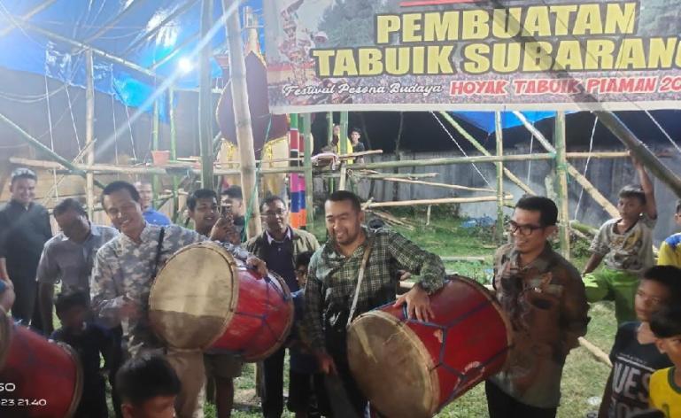 Wagub Audy Joinaldy dan Wako Genius Umar menabuh gandang Tasa saat membuka iven Tabuik Photography Camp di Kota Pariaman,  Kamis malam (27/7). (Dok : Istimewa)