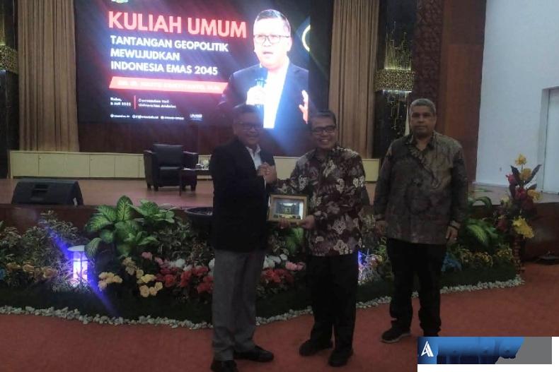 Rektor Unand Prof Dr Yuliandri SH MH didampingi Wakil Rektor III Ir Insannul Kamil MEng PhD IPM ASEAN Eng menyerahkan cinderamata kepada Tokoh Nasional Dr Hasto Kristiyanto MM usai kuliah umum di Convention Hall Unand, Rabu (5/7). (Foto : Fajril)
