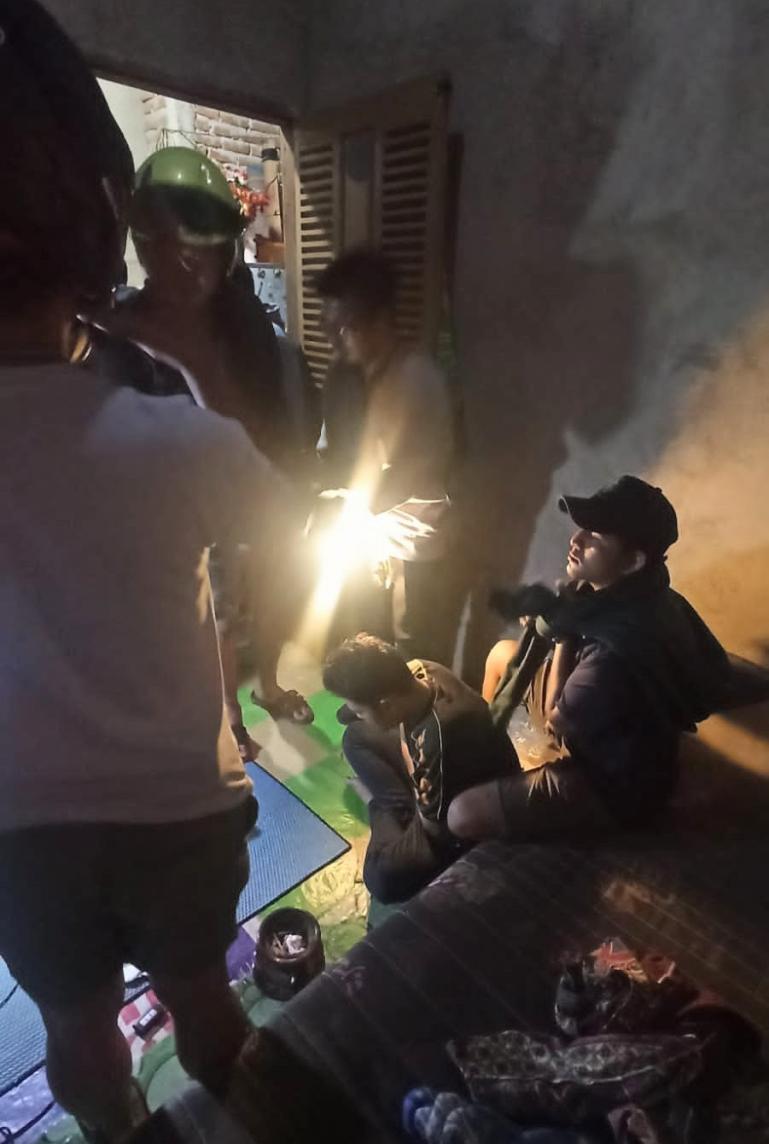 Proses penangkapan tersangka narkoba oleh Satresnarkoba Polres Payakumbuh, Jumat (28/7). (Dok : Istimewa)