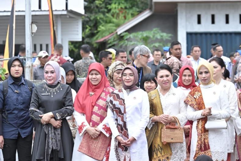 Ketua Umum Dewan Kerajinan Nasional (Dekranas) Ny Wury Ma'ruf Amin saat membuka kegiatan kegiatan Peningkatan Kompetensi UMKM Kriya di Arosuka, Kabupaten Solok, Kamis (20/7). (Dok : Istimewa)