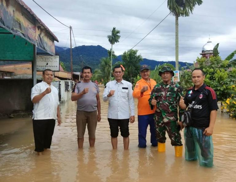 Kepala BPBD Padangpariaman, Budi Mulia bersama tim saat berada di salah satu lokasi banjir yang ada di kabupaten itu, Jumat (14/7). (Dok : Istimewa)