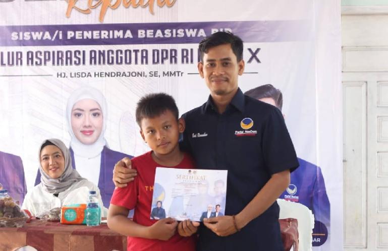 Wakil Sekretaris DPW Partai NasDem Sumbar, Budi Ramadhon salurkan beasiswa PIP dari aspirasi Anggota DPR RI, Lisda Hendrajoni untuk masyarakat Desa Air Santok, Kota Pariaman, Minggu (30/7). (Dok : Istimewa)