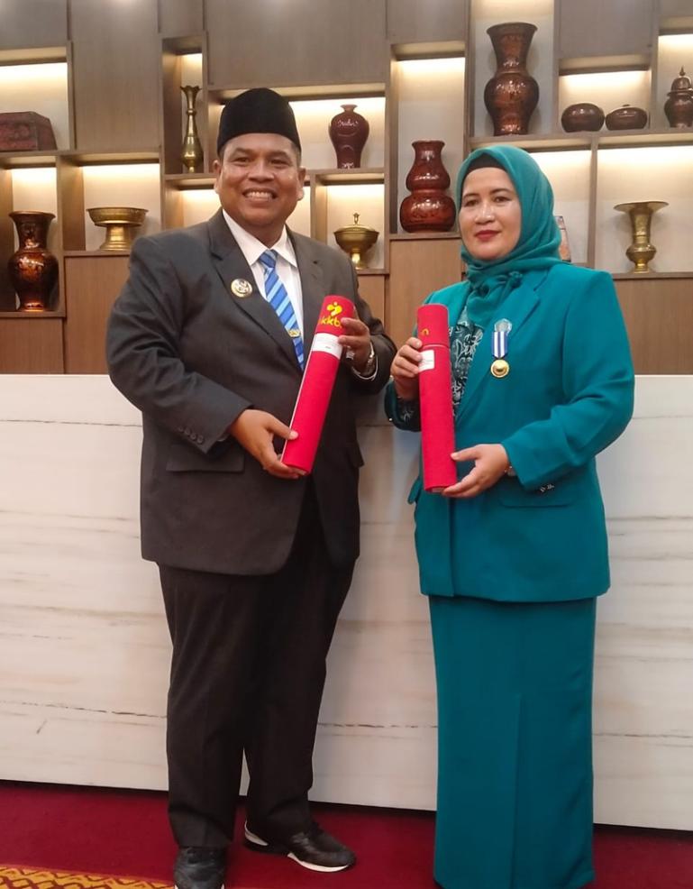 Bupati Padangpariaman, Suhatri Bur dan Ketua TP PKK Yusrita Suhatri Bur menerima penghargaan MKK dari Pemerintah Pusat melalui Badan Kependudukan dan Keluarga Berencana Nasional (BKKBN), Selasa (4/7).  (Dok : Istimewa)