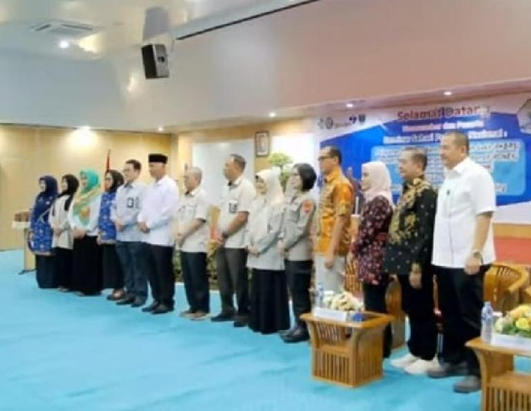 Foto bersama Gubernur Sumbar Mahyeldi Ansharullah, Dirut RSUP Dr M Djamil Dr dr H Dovy Djanas SpOG KFM MARS, Kepala Dinas Kesehatan Sumbar dr Lila Yanwar MARS dan narasumber. (Dok : Istimewa)