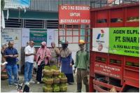 Pertamina dan Hiswana Migas Sumbar lakukan pemantauan di beberapa titik pendistribusian gas LPG 3 kg di Kota Solok, Kamis siang (20/7). (Dok : Istimewa)