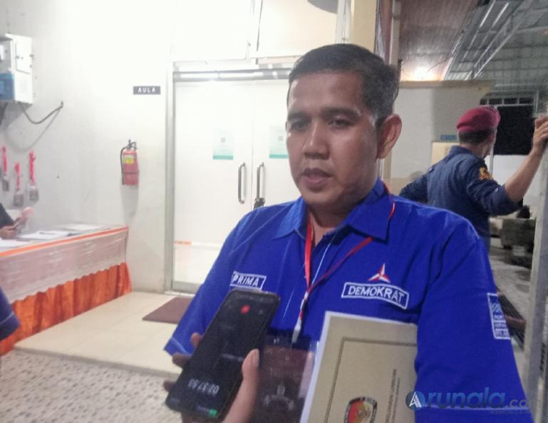 Ketua Bakomstrat (Badan Komunikasi dan Strategi) DPD Demokrat Sumbar, Ari Prima saat dijumpai di KPU Sumbar, Minggu (9/7) malam. (Foto : Arzil)