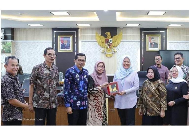 Sekretaris DPRD Sumbar Raflis didampingi Kabag Persidangan dan Perundang-undangan, Zardi Syahrir menerima rombongan DPRD Muara Enim di ruang khusus I DPRD Sumbar, Kamis (13/7). (Dok : Istimewa)