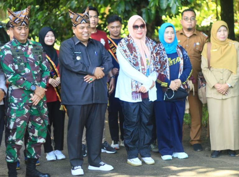 Bupati Suhatri Bur bersama Kepala BKKBN Sumbar, Fatmawati dan undangan lainnya hadiri penanaman pohon yang diinisiasi Duta GenRe Padangpariaman, Selasa (11/7). (Dok : Istimewa)