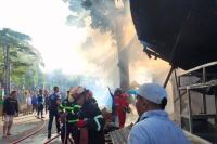 Petugas Damkar sedang berusaha memadamkan api yang membakar enam toko di kawasan Gadut, Padang, Rabu pagi (26/7). (Dok : Istimewa)