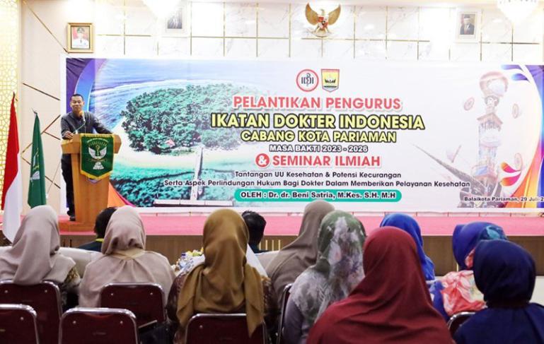 Wali Kota Pariaman, Genius Umar berikan arahannya dalam pelantikan pengurus IDI Kota Pariaman periode 2023-2026, Sabtu (29/7). (Dok : Istimewa)