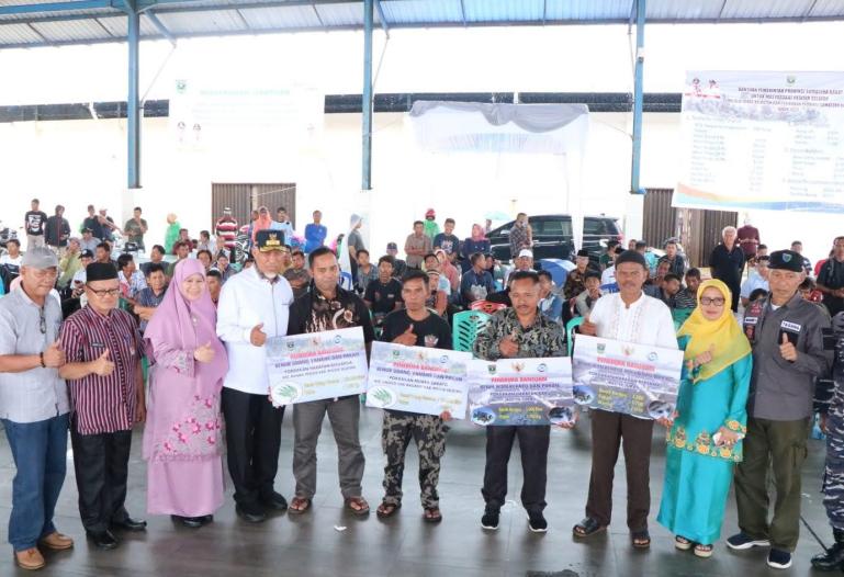 Gubernur Sumbar Mahyeldi Ansharullah didampingi Ketua TP PKK Sumbar Harneli, Kadis DKP Sumbar Reti Wafda bersama kelompok penerima ikan kerapu. (Dok : Istimewa)