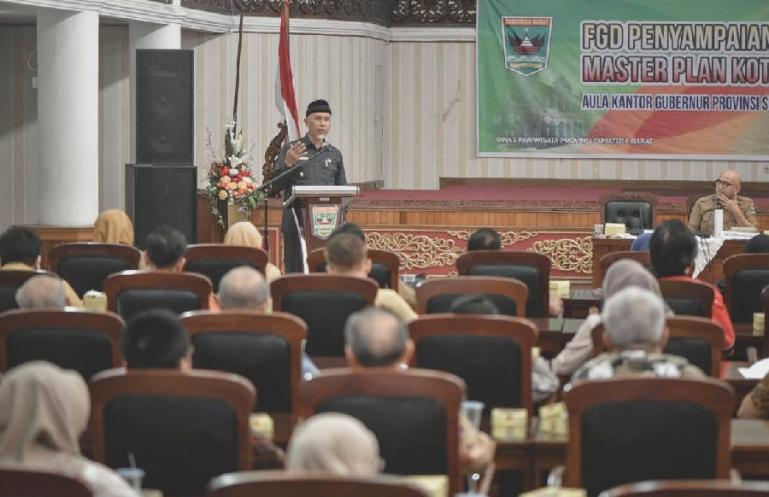 Gubernur Mahyeldi beri arahan saat Focus Group Discussion (FGD) Master Plan Kota Tua Padang di Aula Kantor Gubernur, Selasa (4/7). (Dok : Istimewa)