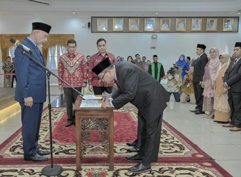Gubernur Sumbar, Mahyeldi saat melantik 44 orang pejabat baru dilingkup Pemprov Sumbar di Padang, Kamis (6/7). (Dok Istimewa)