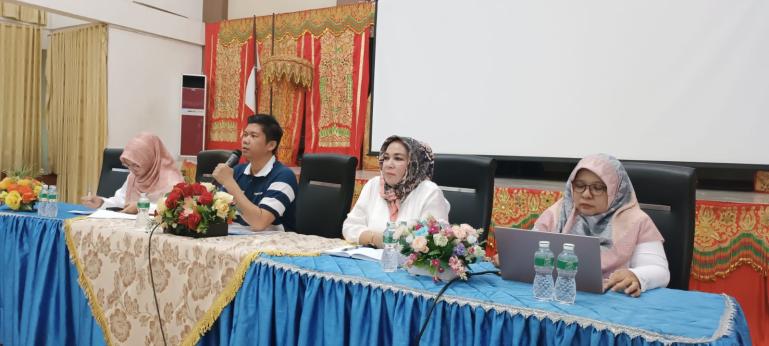 Inspektur Hendra Aswara berikan paparanya menyangkut penilaian SAKIP kepada seluruh OPD di Pemkab Padangpariaman, Rabu (26/7). (Dok : Istimewa)