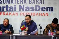 Ketua DPW Partai NasDem Sumbar, Fadly Amran pimpin rapat persiapan kunjungan Anies Baswedan ke Sumbar, di kantor DPW NasDem Sumbar, di Padang, Minggu (30/7). (Dok : Istimewa)