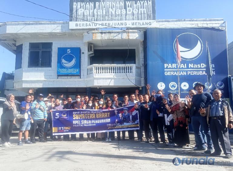 Rombongan kader dan bacaleg DPW Partai NasDem Sumbar jelang berangkat ikut Apel Siaga Perubahan yang diadakan DPP Partai NasDem, Kamis pagi (13/7). (Foto : Arzil)