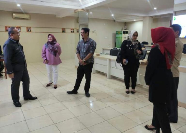 Komisioner KI Sumbar ketika silaturahmi ke PT Padang, Rabu (26/7). (Dok : Istimewa)