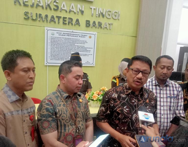 Kajati Sumbar, Asnawi didamping Asisten Pidana Umum (Aspidum), Hadiman beri keterangan soal eksekusi terpidana kasus jalan Tol Padang - Pekanbaru kepada wartawan di kantornya Jumat malam (14/7). (Foto : Arzil)