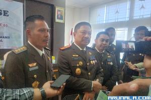 Kajati Sumbar, Asnawi didamping Aspidsus Hadiman berikan keterangan terkait tindaklanjut penangganan kasus Tol Padang - Pekanbaru di kantor Kejati Sumbar, Sabtu (22/7). (Foto : Arzil)