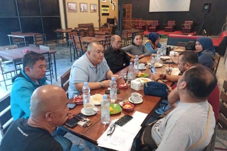 Suasana mubeswil IWO Sumbar dalam pembentukan kepengurusan baru periode 2023 - 2028 di kafe Kupi Batigo, Padang, Minggu sore (16/7). (Dok : Istimewa)