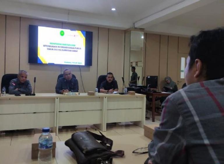 Wakil Ketua Pengadilan Tinggi (PT) Padang, Ahmad Ardianda Patria menerima Ketua KI Sumbar, Nofal Wiska dan jajarannya di Command Center PT Padang, Rabu (26/7). (Dok : Istimewa)