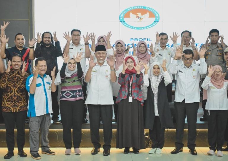 Gubernur Sumbar Mahyeldi bersama Ketua Komisi Nasional Disabilitas, Date Rigmalia dan peserta sosialisasi dan sarasehan KND di auditorium gubernuran, Padang, Rabu (5/7). (Dok : Istimewa)