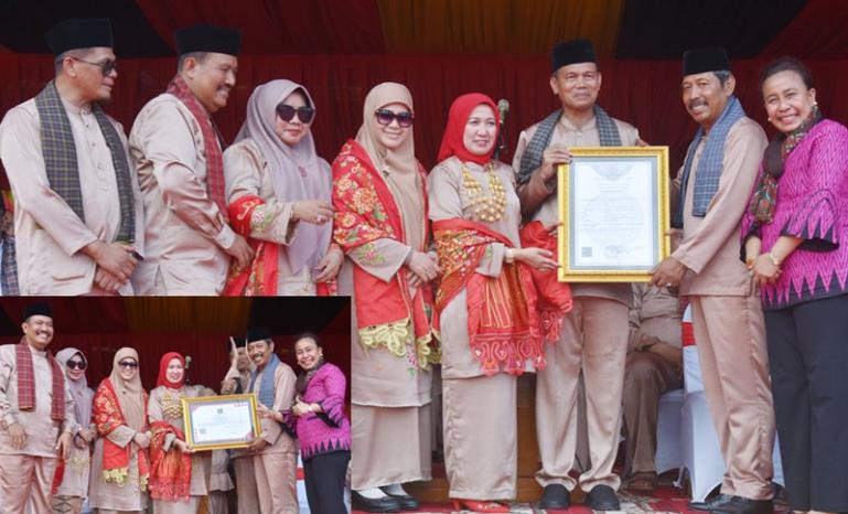 Wako Genius Umar saat menerima sertifikat Ekspresi Budaya Tradisional (EBT) Tabuik dari Kakanwil Kemenkum HAM Sumbar, Haris Sukamto, Minggu (30/7). (Dok : Istimewa)