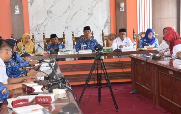 Wali Kota Genius Umar pimpin jajarannya saat rapat dengan tim verifikator Kota Sehat 2023 dari Pemprov Sumbar secara virtual, Senin (17/7). (Dok : Istimewa)