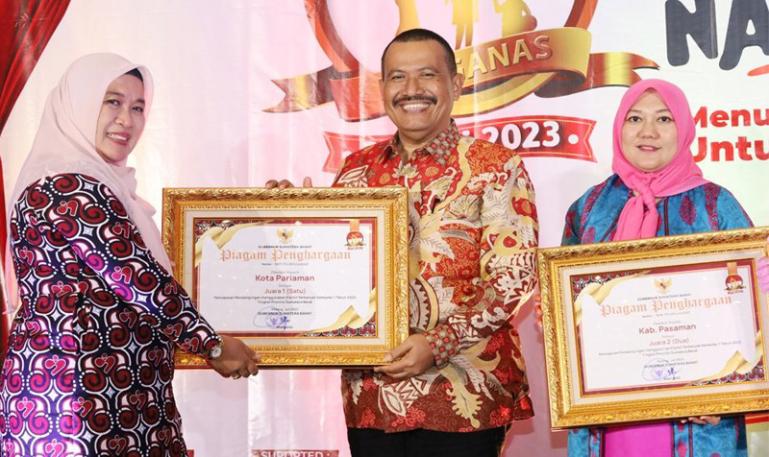 Wawako Pariaman, Mardison Mahyuddin menerima penghargaan dari Kepala Perwakilan BKKBN Sumbar, Fatmawati pada puncak Harganas di Padang, Sabtu (22/7). (Dok : Istimewa)