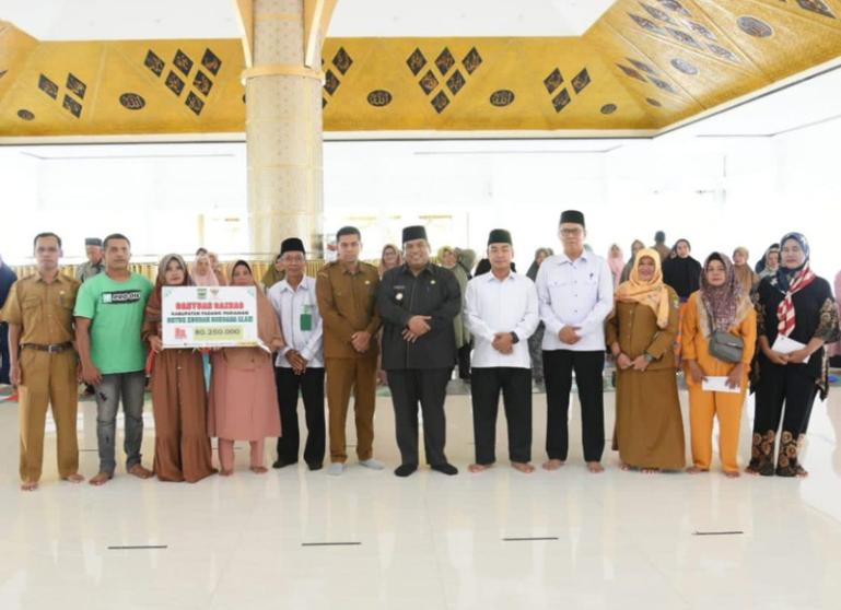 Bupati Suhatri Bur bersama warga yang dapat bantuan dari Basnaz Padangpariaman, Selasa (25/7). (Dok : Istimewa)