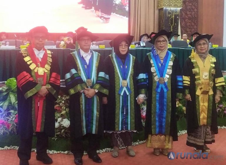 Rektor Unand Prof Dr Yuliandri dan Ketua Dewan Profesor Unand Prof Dr Marlina MS Apt bersama tiga guru besar usai pengukuhan di Convention Hall Unand, Kamis (20/7). (Foto : Fajril)