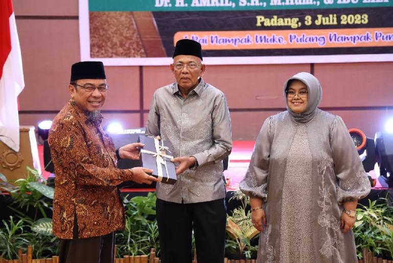 Wakil Ketua Komisi I DPRD Sumbar, Maigus Nasir serahkan kenang-kenangan pada Ketua PT Padang, Amril yang memasuki masa purna bakti, di Padang, Senin (3/7). (Dok : Istimewa)