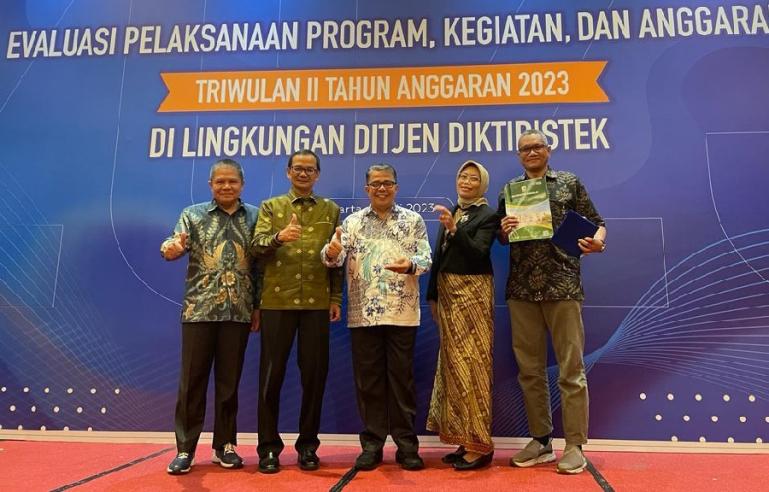 Plt Direktur Jenderal Pendidikan Tinggi Riset dan Teknologi Prof Ir Nizam MSc DIC PhD bersama Rektor Unand Prof Dr Yuliandri SH MH, Wakil Rektor IV Dr Hefrizal Handra MSoc Sc, Direktur Kerja Sama dan Hilirisasi Riset Dr Eng Muhammad Makky usai menerima pe