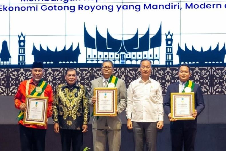 Menperin RI Agus Gumiwang Kartasasmita didampingi Ketua Dekopin Nurdin Halid bersama Gubernur Sumbar Mahyeldi Ansharullah. (Dok : Istimewa)