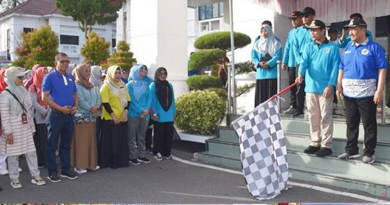 Peserta menunggu aba-aba dari Wako Genius Umar pada gelaran jalan santai peringatan Harkopnas ke 76 di halaman Balaikota Pariaman, Jumat pagi (28/7). (Dok : Istimewa)