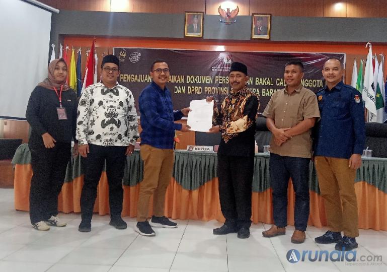 Petugas penghubung balon DPD RI Emma Yohanna terima berkas perbaikan tentang penambahan gelar keagamaan di KPU Sumbar, Sabtu siang (8/7). (Foto : Arzil)