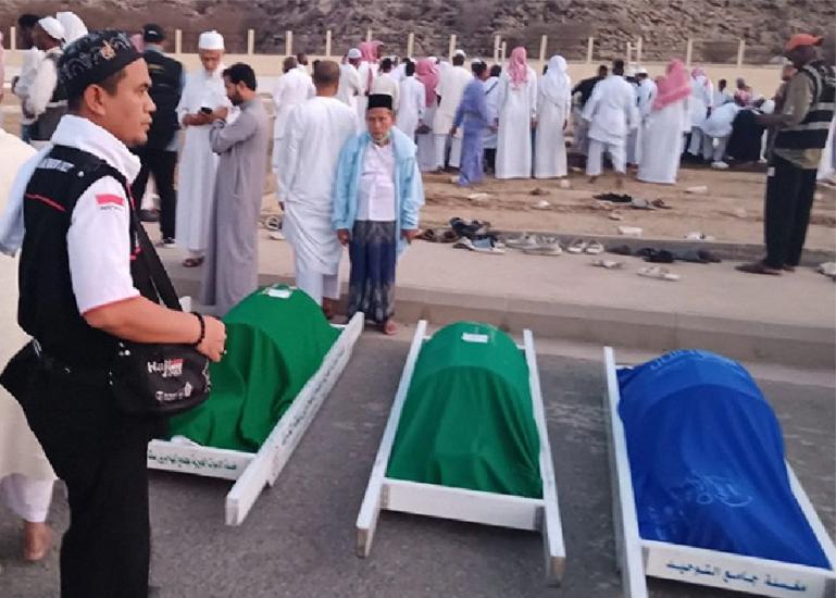 Foto petugas haji mengurus jamaah Indonesia yang meninggal saat tunaikan ibadah haji di Mekkah. (Dok : Istimewa)