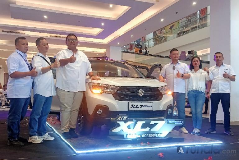 Director Marketing 4W PT SIS, Doni Saputra didampingi Pimpinan PT Elang Perkasa Motor, Albert Gani saat launching New XL7 Hybrid di Transmart Padang, Sabtu (8/7). (Foto : Arzil)