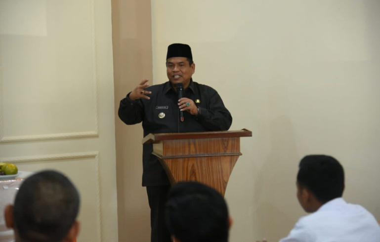 Bupati Suhatri Bur berikan arahan pada peserta kegiatan pembinaan wawasan kebangsaan yang diadakan Kesbangpol Padangpariaman, Selasa (25/7). (Dok : Istimewa)