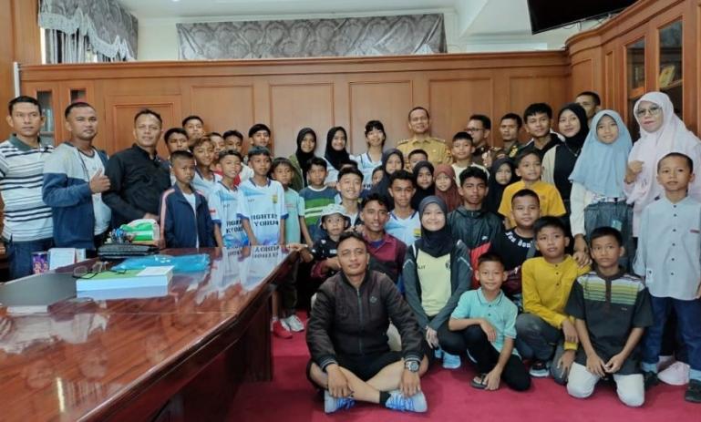 Para atlet Taekwondo Kota Pariaman pamitan kepada Wako Genius Umar sebelum berangkat ke Kejurda di Kabupaten Sijunjung, Senin (3/7). (Dok : Istimewa)