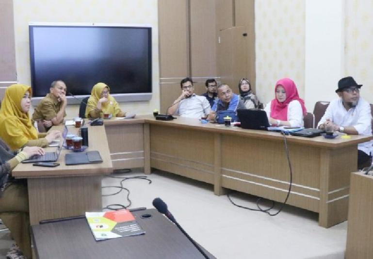 Kadis Kominfotik Sumbar, Siti Aisyah bersama komisioner KI Sumbar rapat bersama persiapan pelaksanaan monev KIP 2023, Selasa (25/7). (Dok : Istimewa)