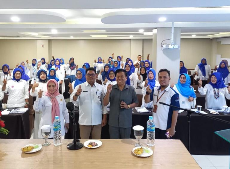 Wakil Ketua DPRD Sumbar, Suwirpen Suib, bersama puluhan perempuan pelaku IKM di Kota Padang di sela-sela bimtek, Rabu (12/7). (Dok : Istimewa)