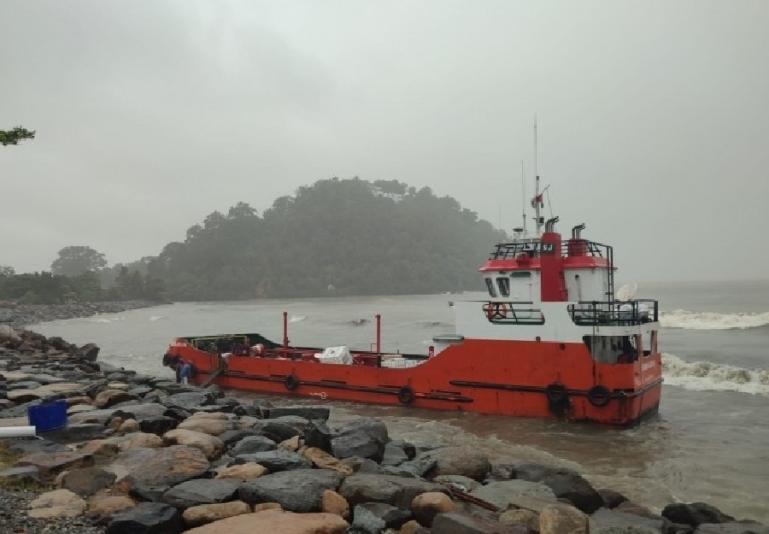 Satu dari dua kapal pengangkut BBM ke Mentawai hanyut terbawa gelombang dan terdampar di Pantai Padang. (Dok : Istimewa)