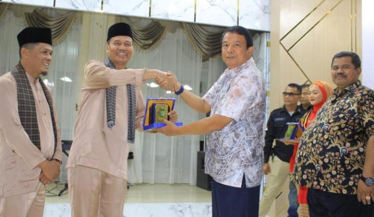 Wako Genius Umar serahkan cinderamata kepada Sekkab Inhu, Hendrizal yang sudah hadir saksikan iven Pesona Tabuik 2023 di Kota Pariaman, Minggu (30/7). (Dok : Istimewa)
