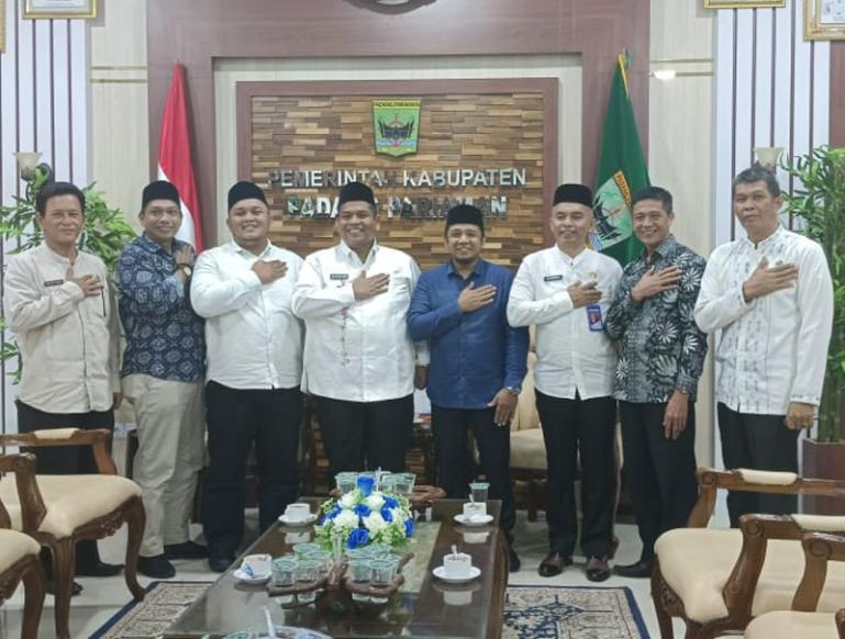Bupati Suhatri Bur terima kunjungan Ketua dan Anggota Komisi Pemilihan Umum (KPU) Kabupaten Padangpariaman di ruang kerjanya, Jumat (14/7). (Dok : Istimewa)