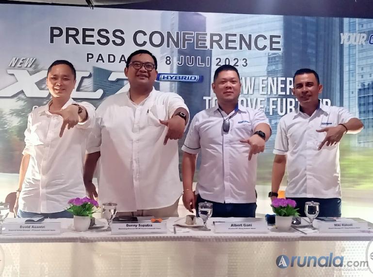 Pihak PT SIS dan PT EPM saat konferensi pers dengan wartawan jelang peluncuran New XL7 Hybrid di Transmart Padang, Sabtu (8/7) kemarin. (Foto : Arzil)