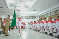 Gubernur Sumbar, Mahyeldi serahkan bendera kontingen kepada atlet Sumbar yang akan berlaga di ajang Pornas Korpri XVI Semarang, Senin (10/7). (Dok : Istimewa)